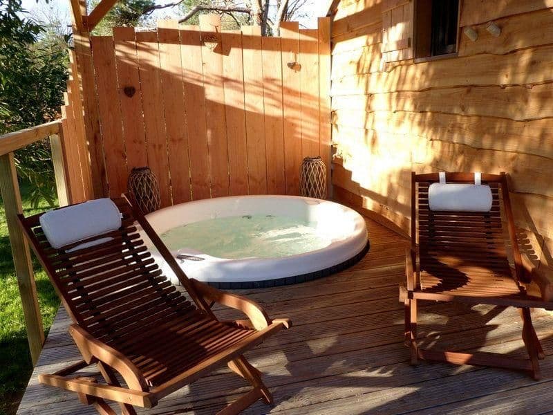 Cabane romantique avec jacuzzy au bord d’un petit étang 