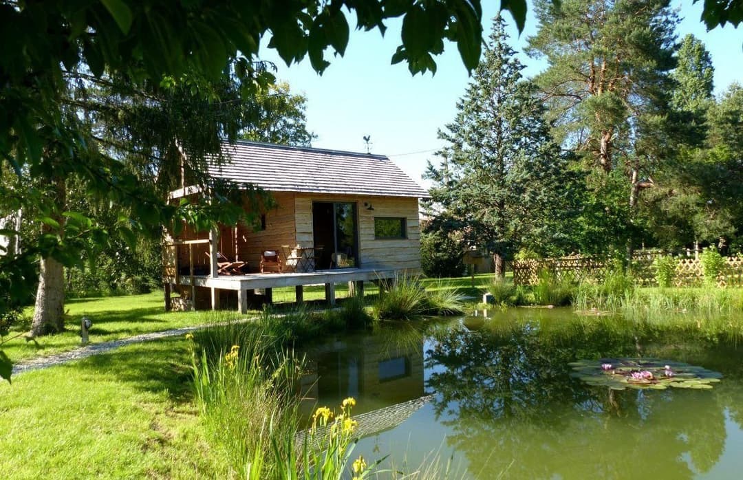 Cabane romantique avec jacuzzy au bord d’un petit étang 