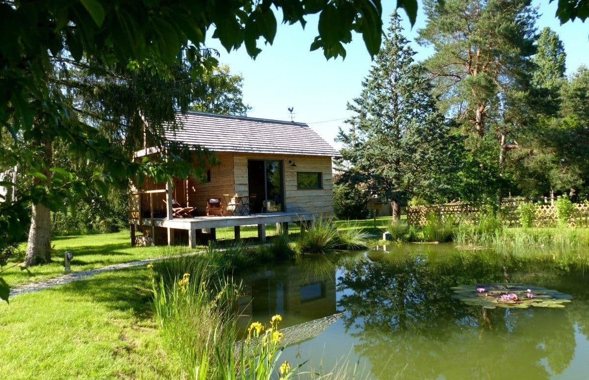 Cabane romantique avec jacuzzy au bord d’un petit étang 