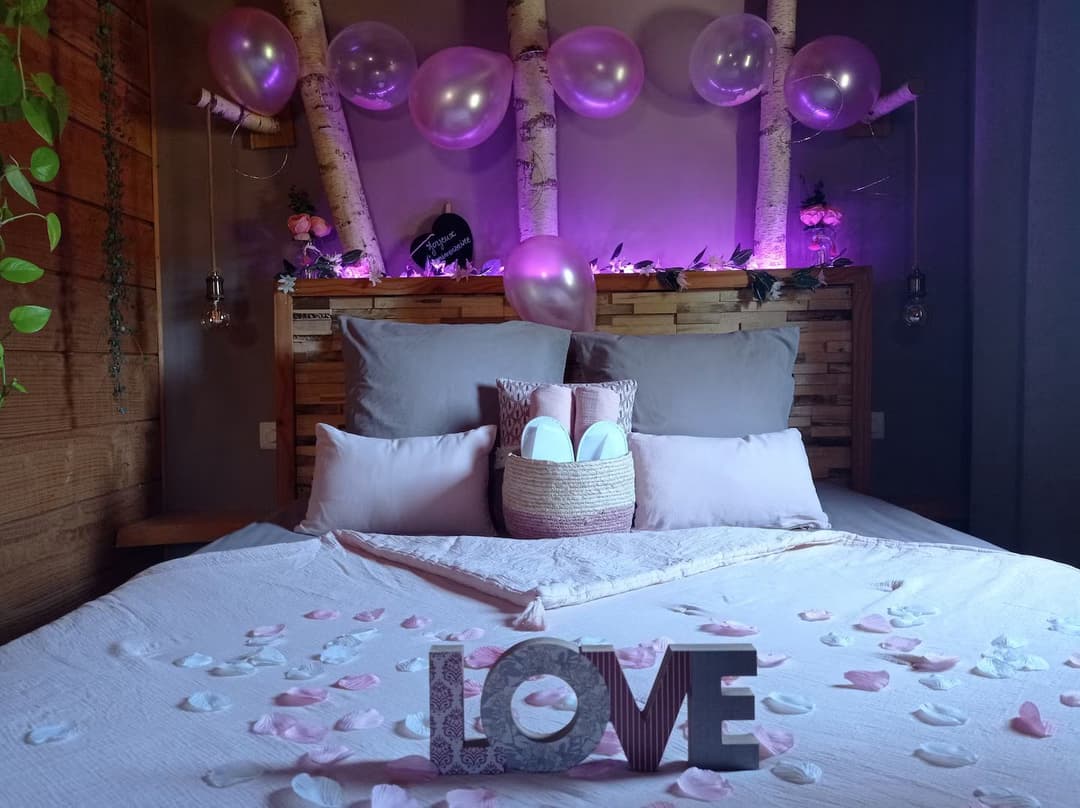 Cabane romantique avec jacuzzy au bord d’un petit étang 