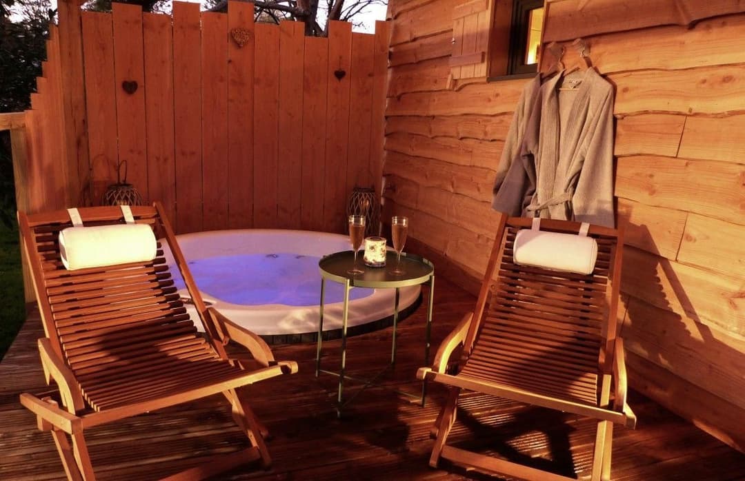 Cabane romantique avec jacuzzy au bord d’un petit étang 