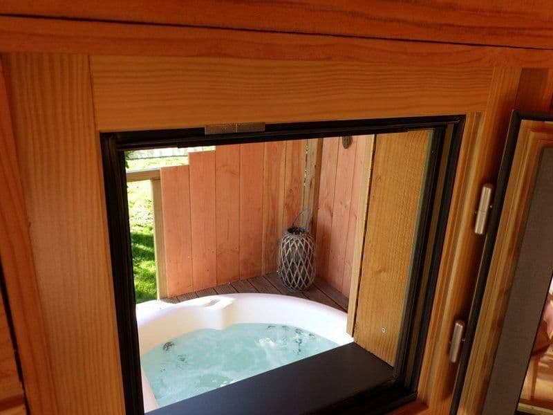 Cabane romantique avec jacuzzy au bord d’un petit étang 