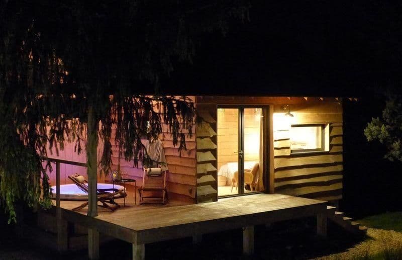 Cabane romantique avec jacuzzy au bord d’un petit étang 