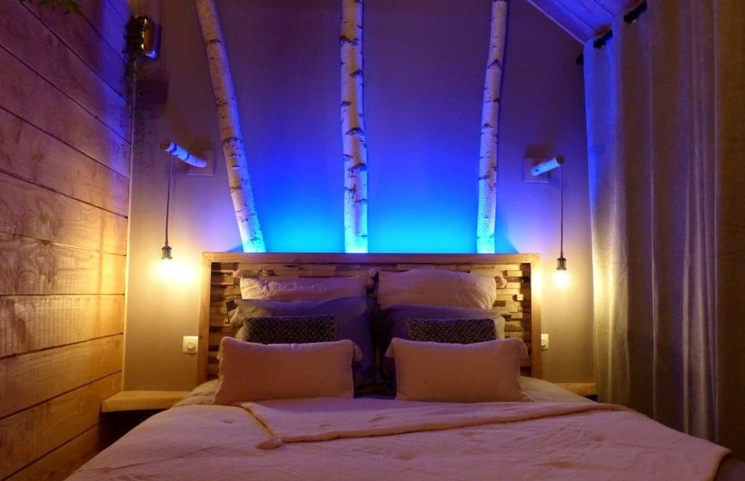 Cabane romantique avec jacuzzy au bord d’un petit étang 