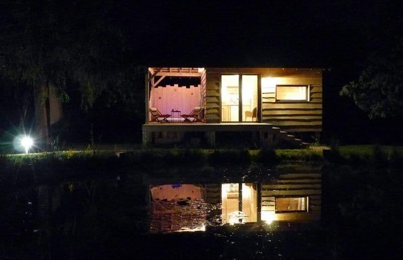 Cabane romantique avec jacuzzy au bord d’un petit étang 