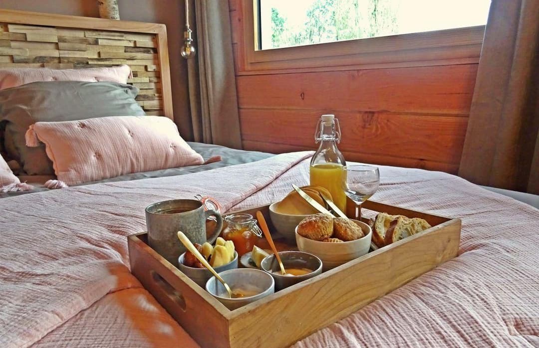 Cabane romantique avec jacuzzy au bord d’un petit étang 