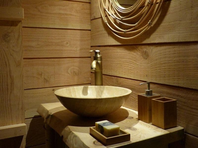 Cabane romantique avec jacuzzy au bord d’un petit étang 