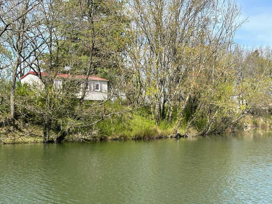 Cabane au bord d’un lac privé 