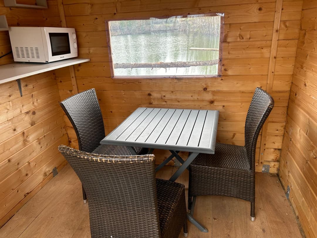 Cabane au bord d’un lac privé 