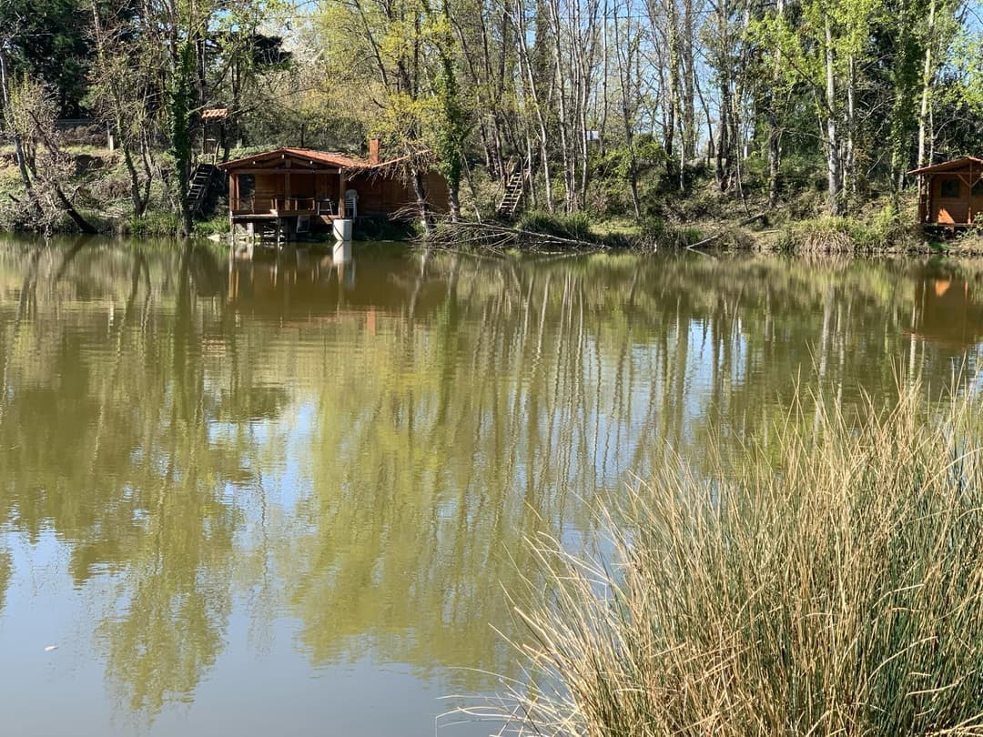 Cabane au bord d’un lac privé 