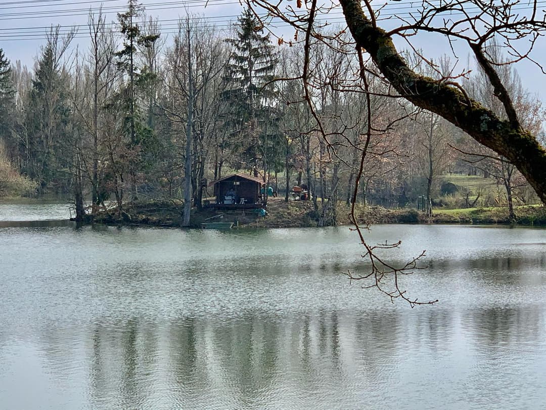Cabane au bord d’un lac privé 