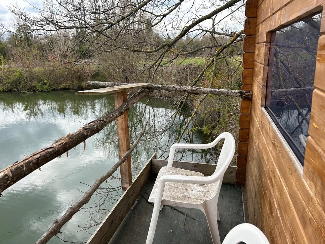 Cabane au bord d’un lac privé 