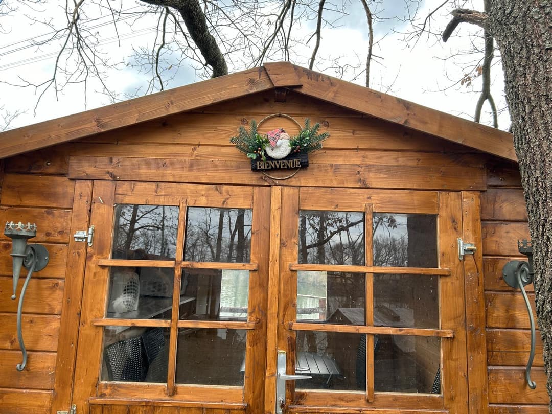 Cabane au bord d’un lac privé 