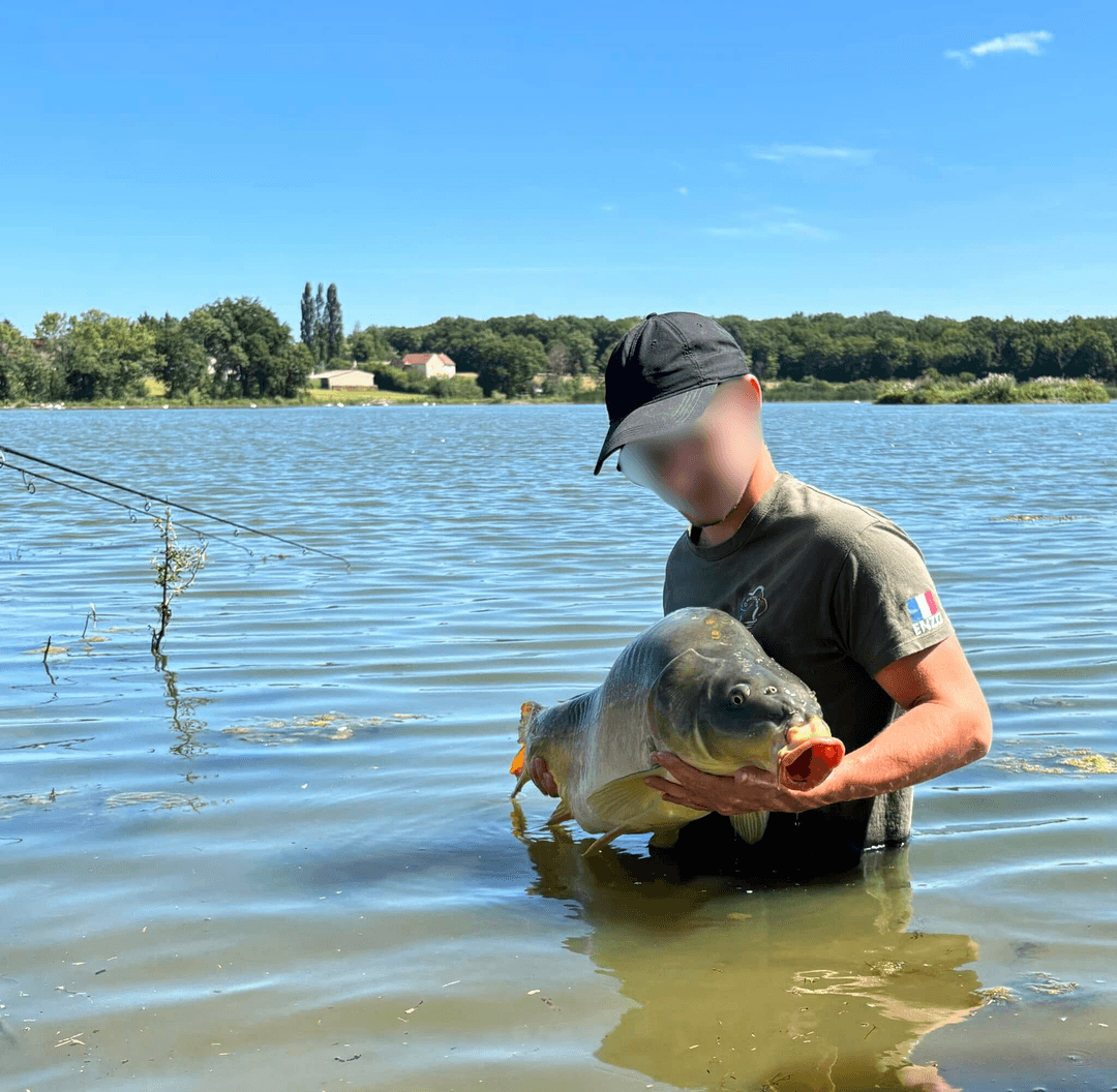 Étang de 25 ha pour une journée de pêche inoubliable 
