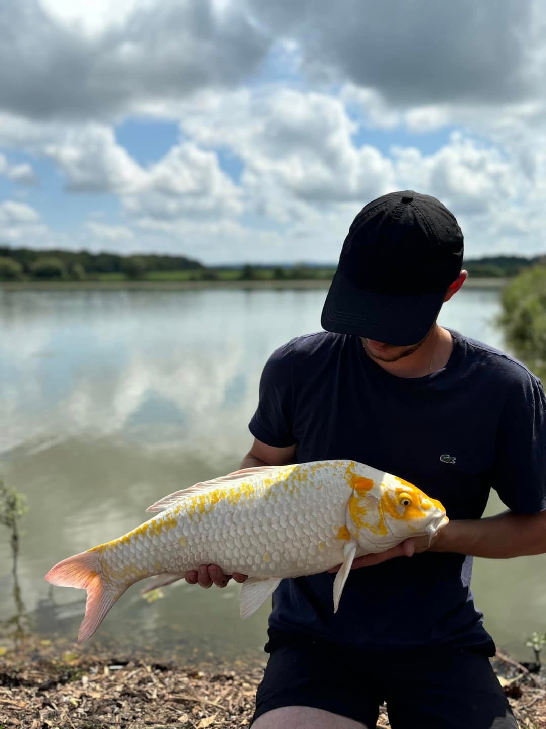 Étang de 25 ha pour une journée de pêche inoubliable 