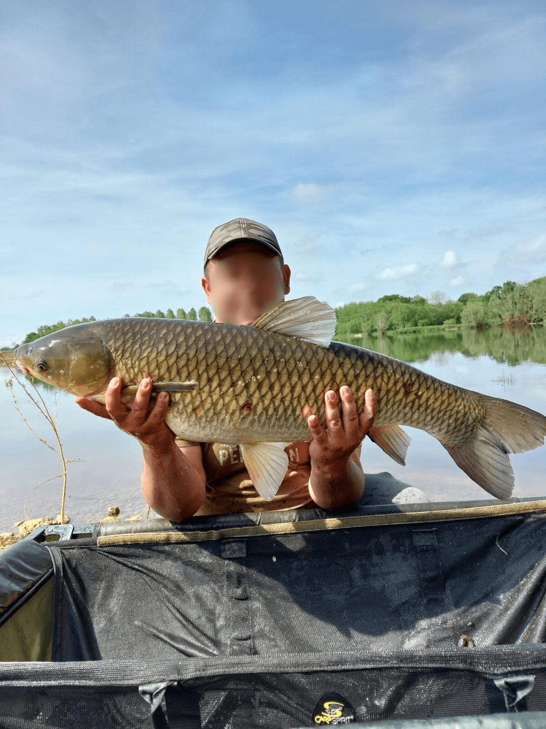 Étang de 25 ha pour une journée de pêche inoubliable 