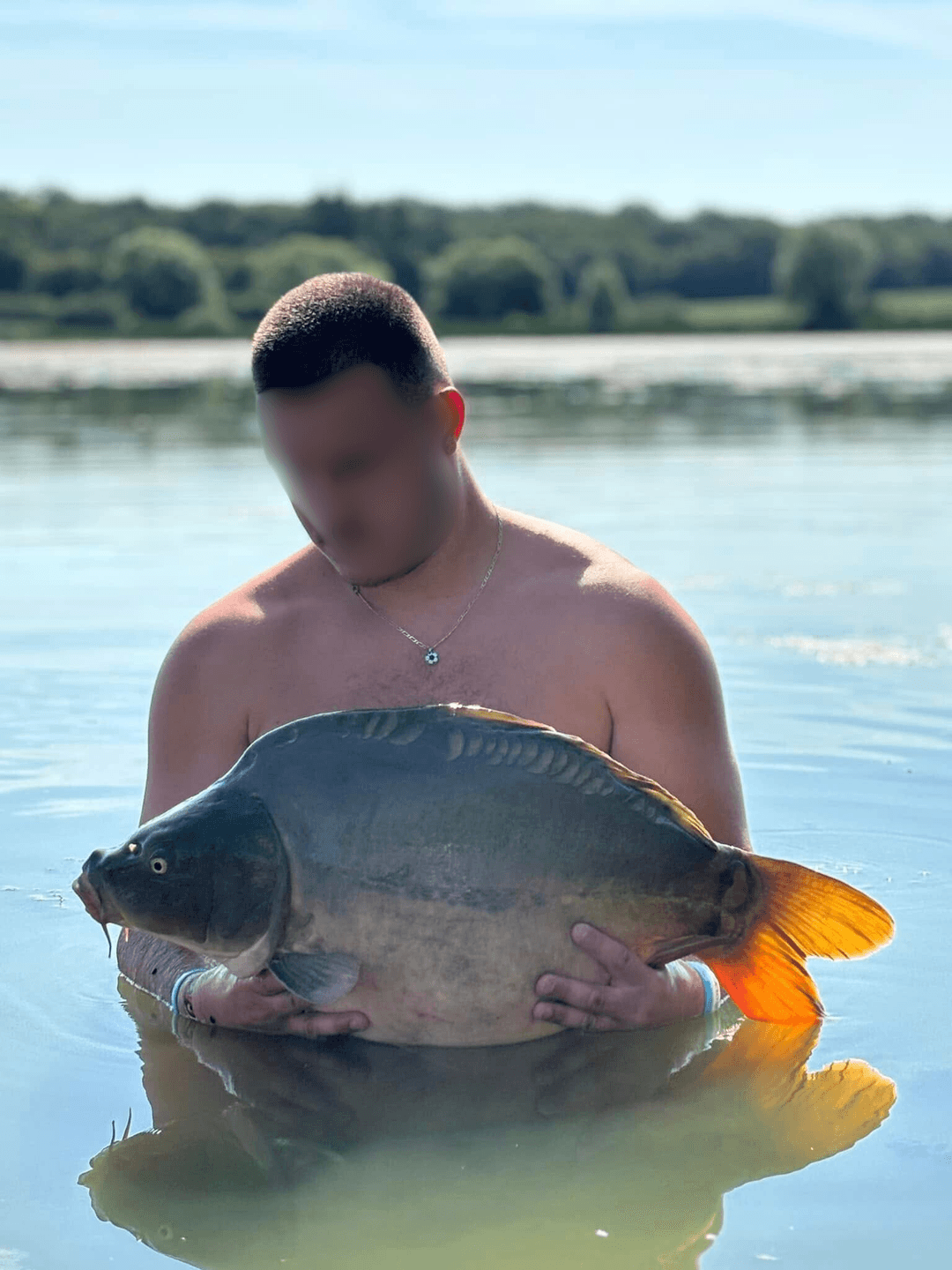Étang de 25 ha pour une journée de pêche inoubliable 
