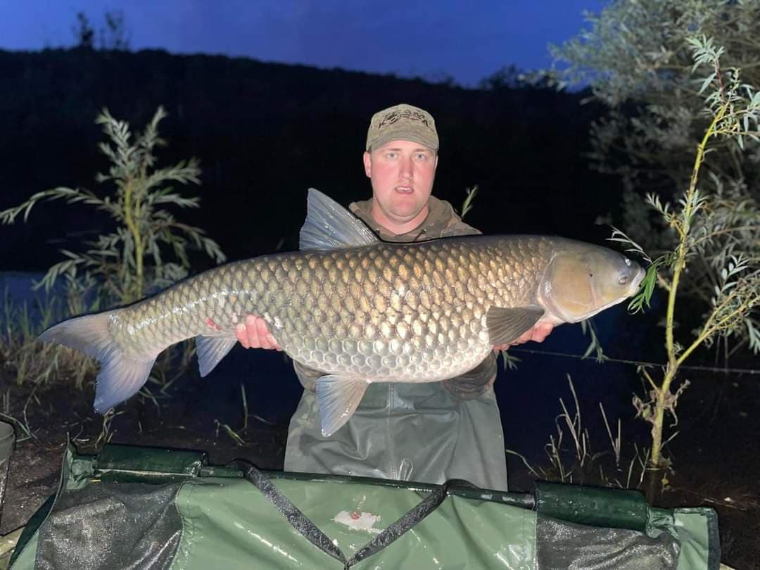 Domaine 7 couchages avec un étang et un coup de pêche en rivière et étang 2 hectares 