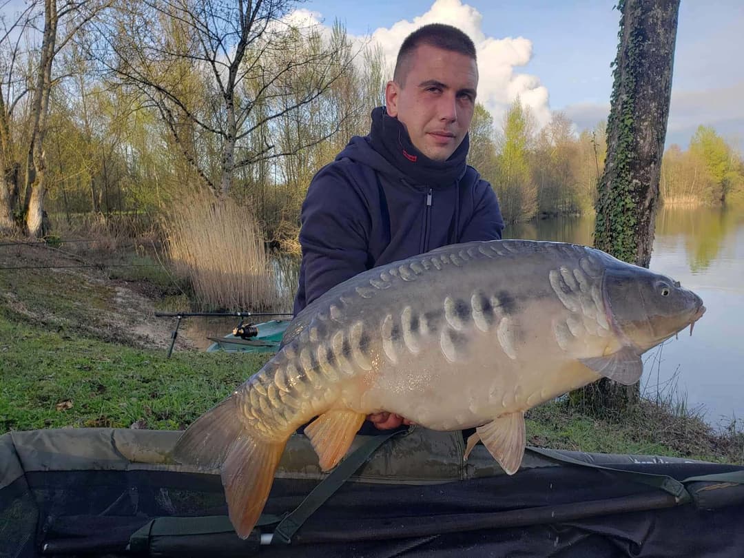 Etang clos de 3ha avec lodge, douches, WC et grandes tables champêtres pour 6 personnes 