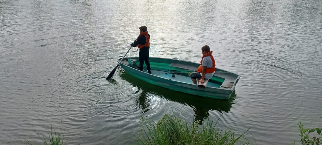 Etang clos de 3ha avec lodge, douches, WC et grandes tables champêtres pour 6 personnes 