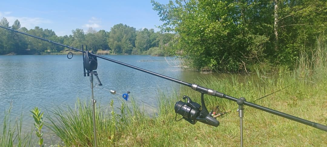 Etang clos de 3ha avec lodge, douches, WC et grandes tables champêtres pour 6 personnes 