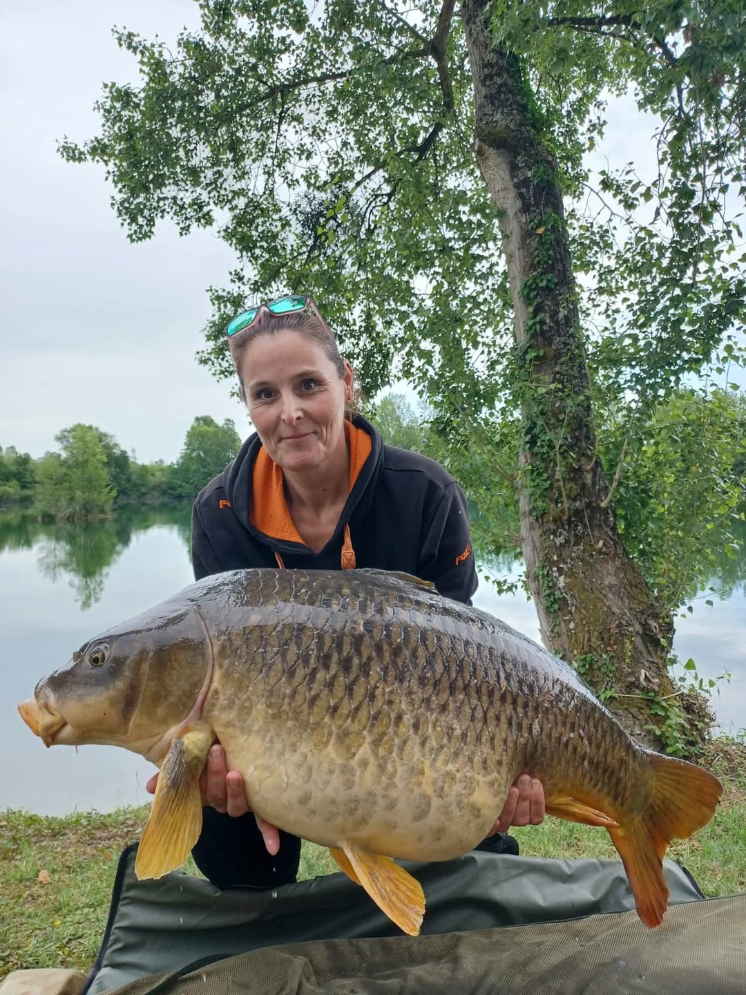 Etang clos de 3ha avec lodge, douches, WC et grandes tables champêtres pour 4 à 10 personnes