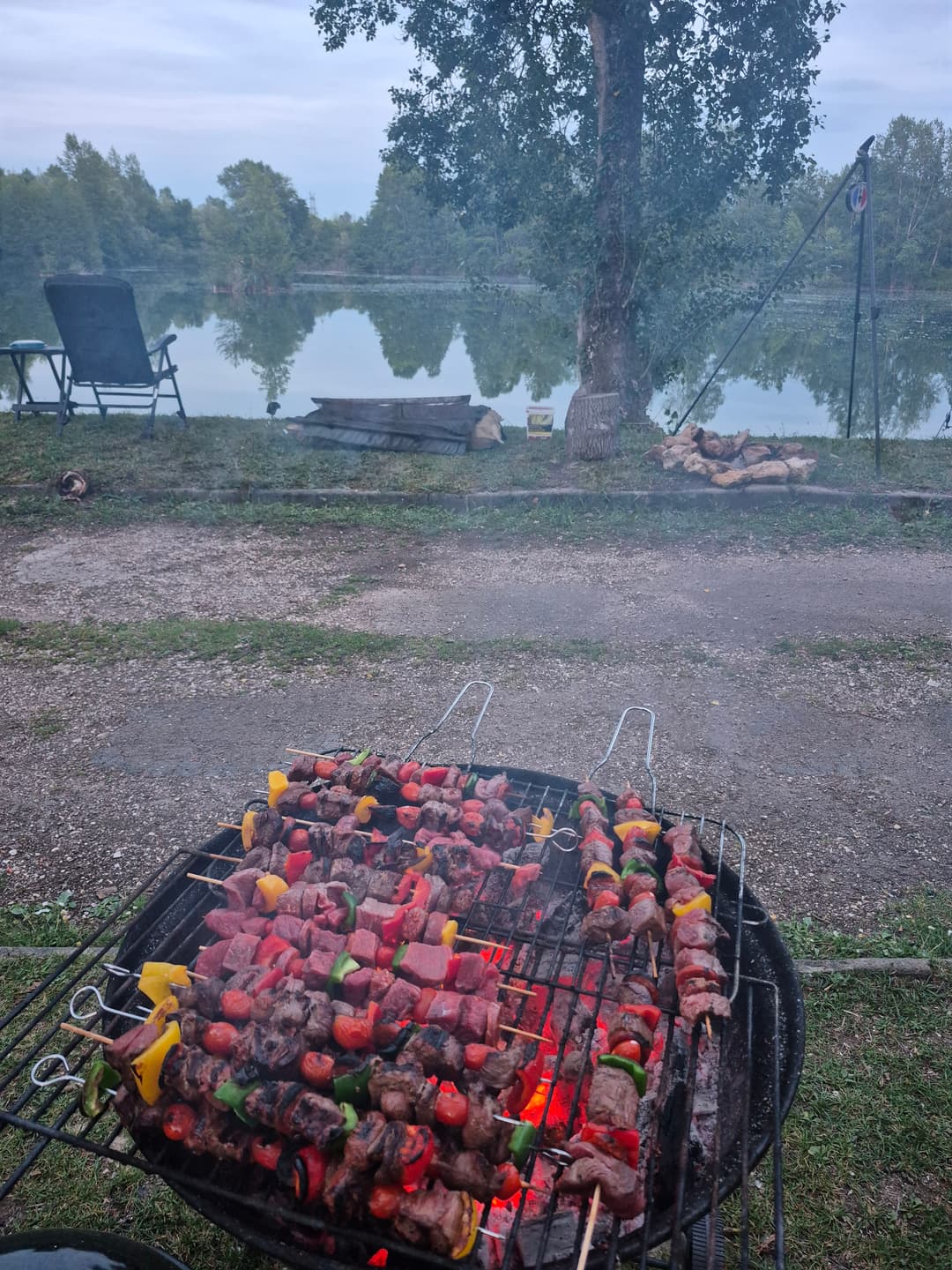 Etang clos de 3ha avec lodge, douches, WC et grandes tables champêtres pour 4 à 10 personnes