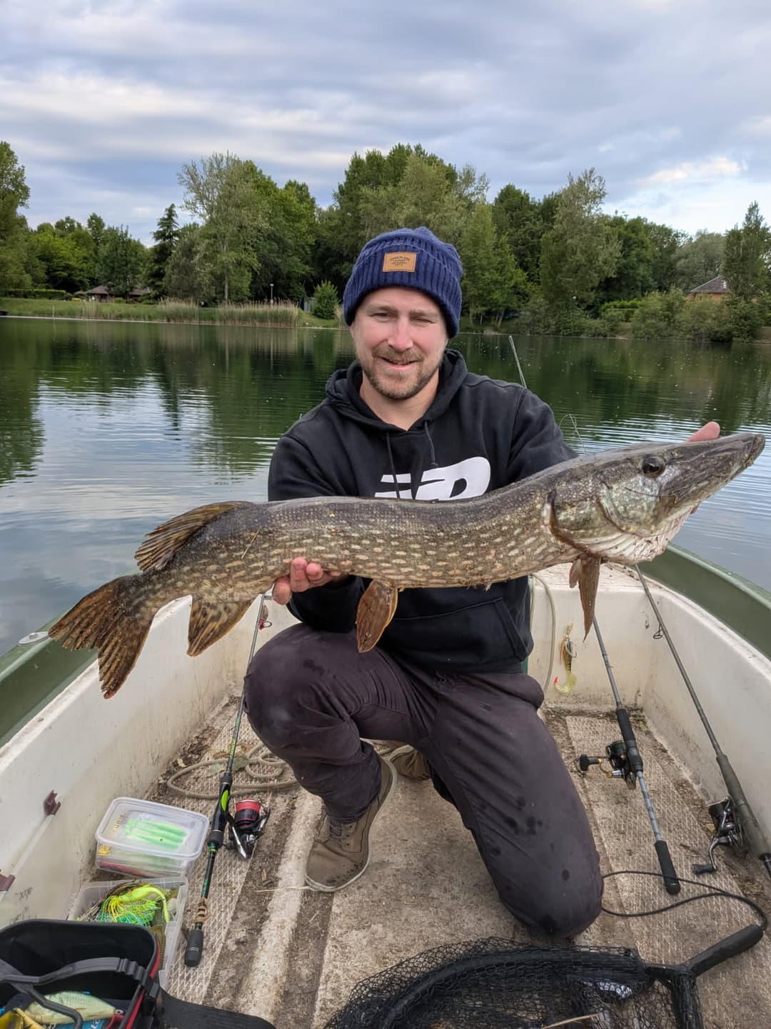 Etang clos de 3ha avec lodge, douches, WC et grandes tables champêtres pour 4 à 10 personnes