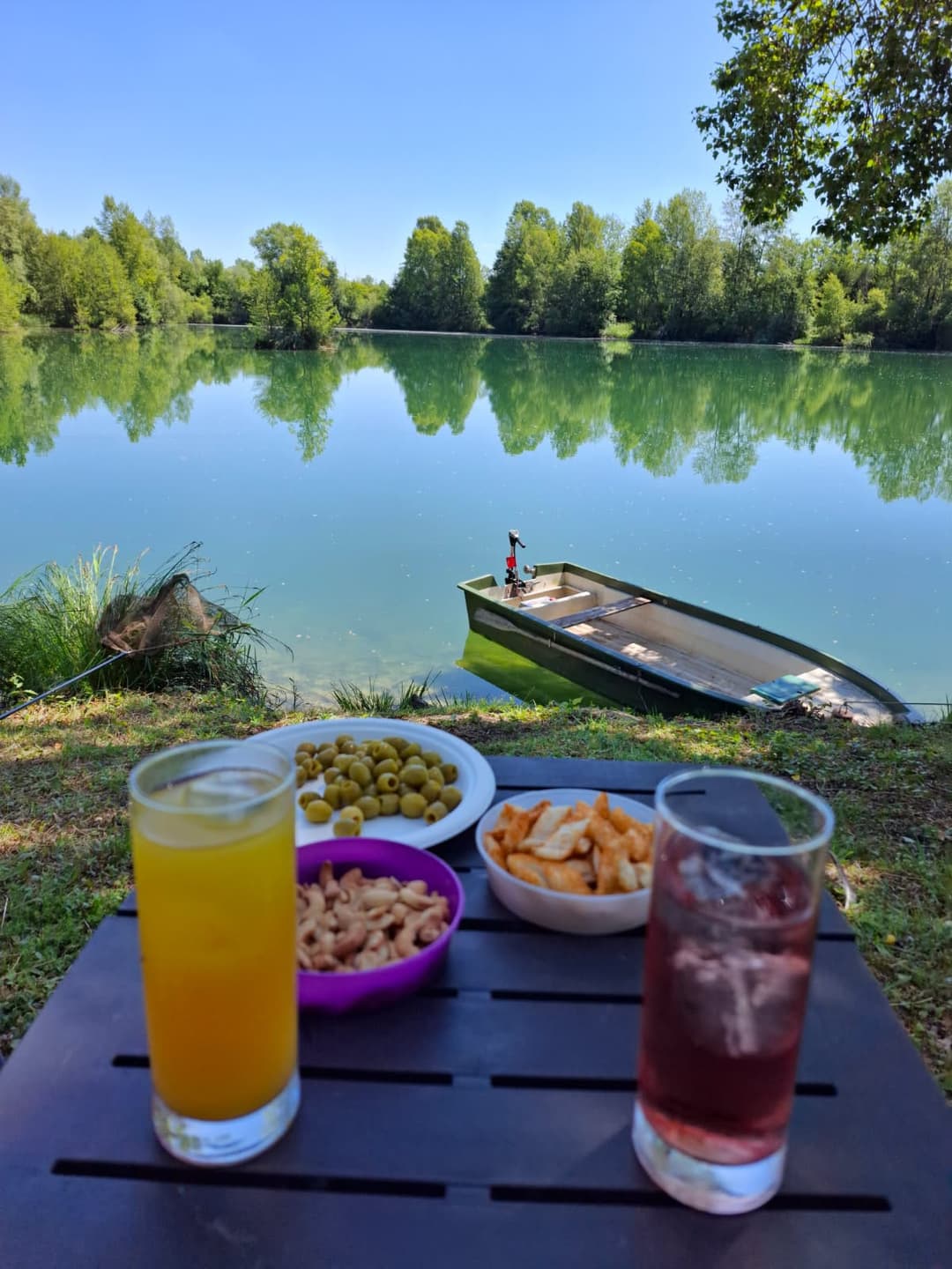 Etang clos de 3ha avec lodge, douches, WC et grandes tables champêtres pour 4 à 10 personnes