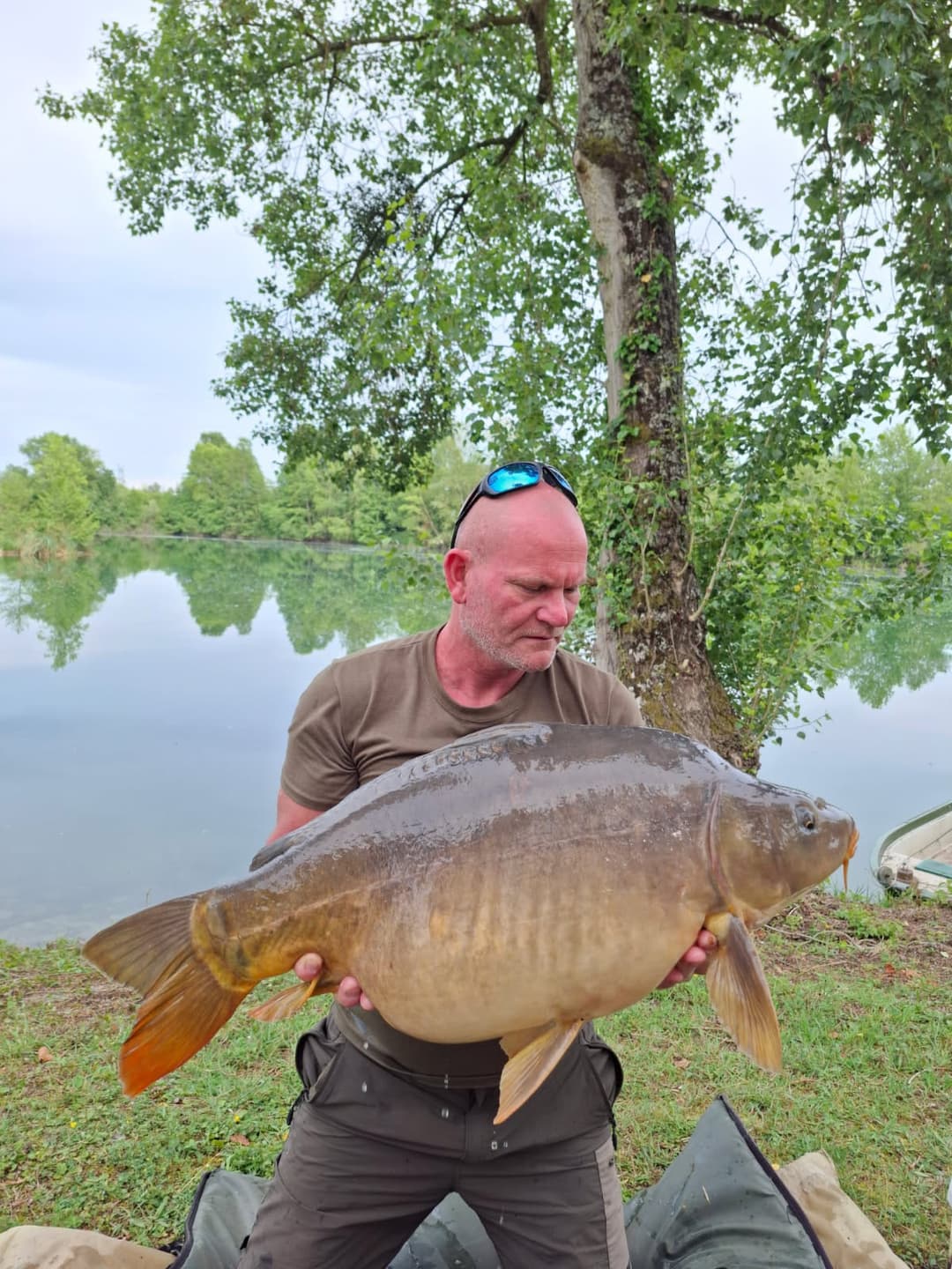 Etang clos de 3ha avec lodge, douches, WC et grandes tables champêtres pour 4 à 10 personnes