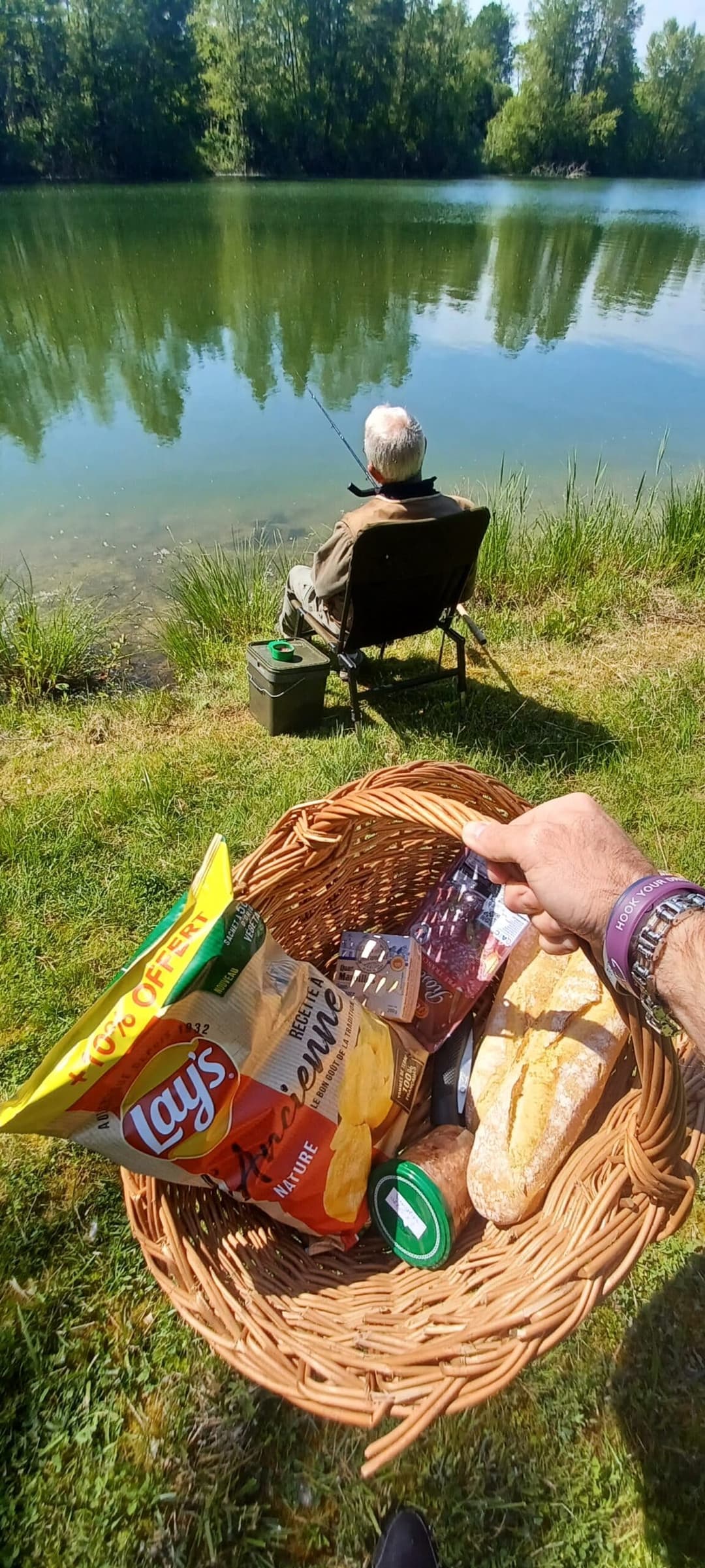 Etang clos de 3ha avec lodge, douches, WC et grandes tables champêtres pour 6 personnes 