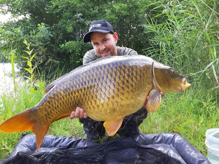 Etang clos de 3ha avec lodge, douches, WC et grandes tables champêtres pour 6 personnes 