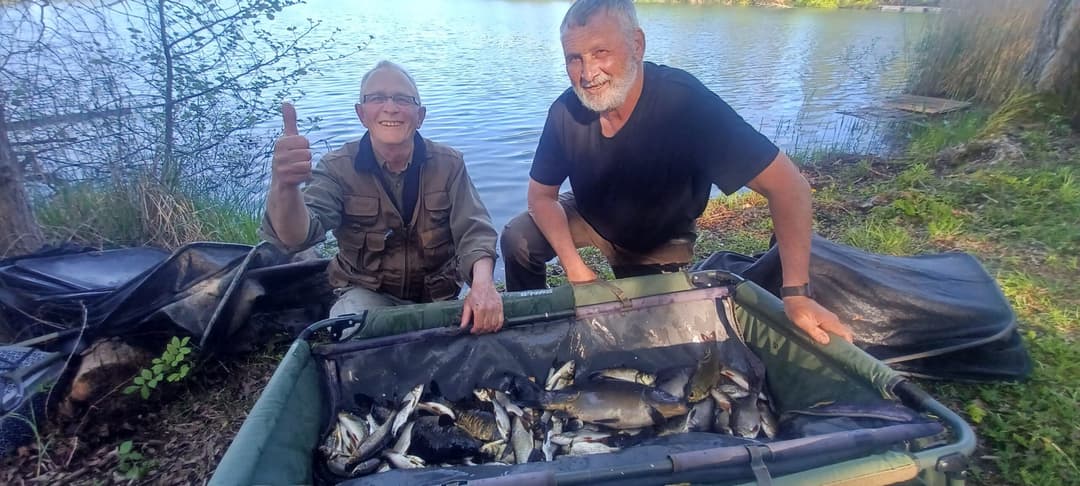 Etang clos de 3ha avec lodge, douches, WC et grandes tables champêtres pour 6 personnes 