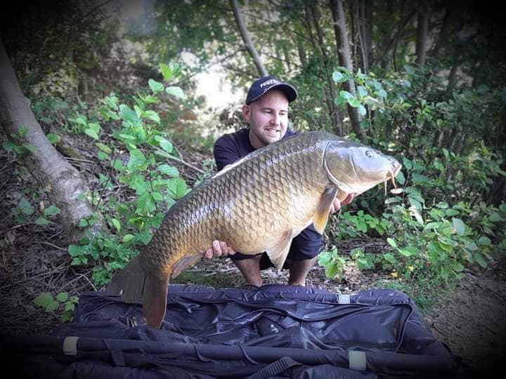 Etang clos de 3ha avec lodge, douches, WC et grandes tables champêtres pour 6 personnes 