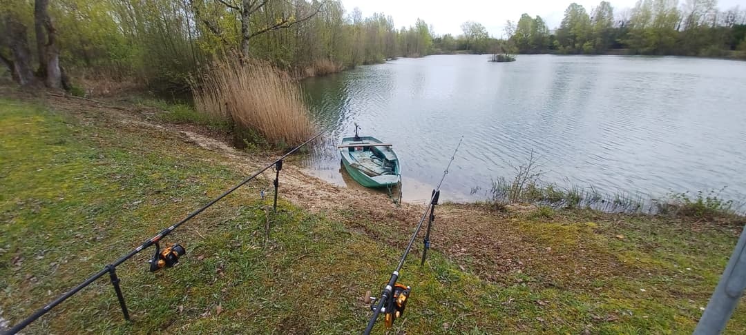 Etang clos de 3ha avec lodge, douches, WC et grandes tables champêtres pour 6 personnes 