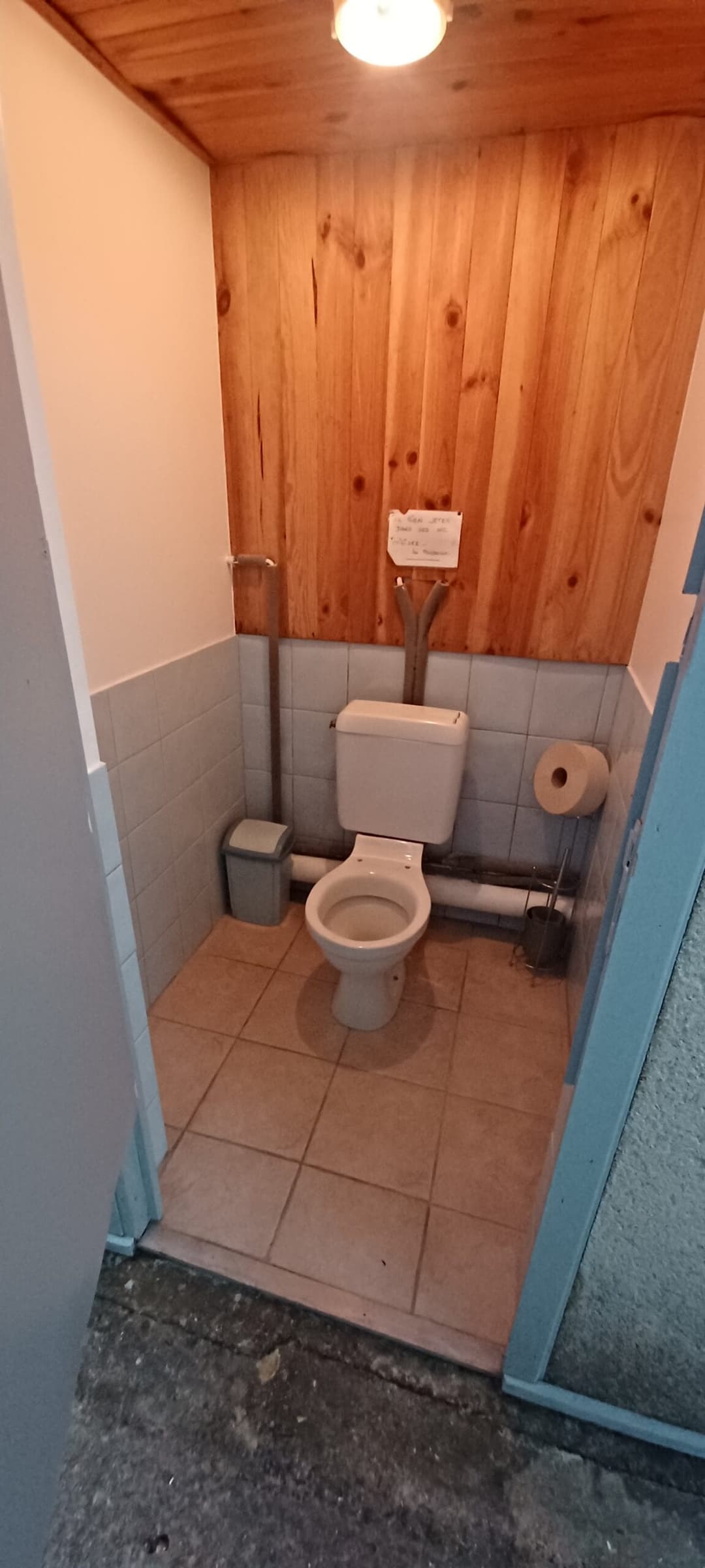 Etang clos de 3ha avec lodge, douches, WC et grandes tables champêtres pour 6 personnes 