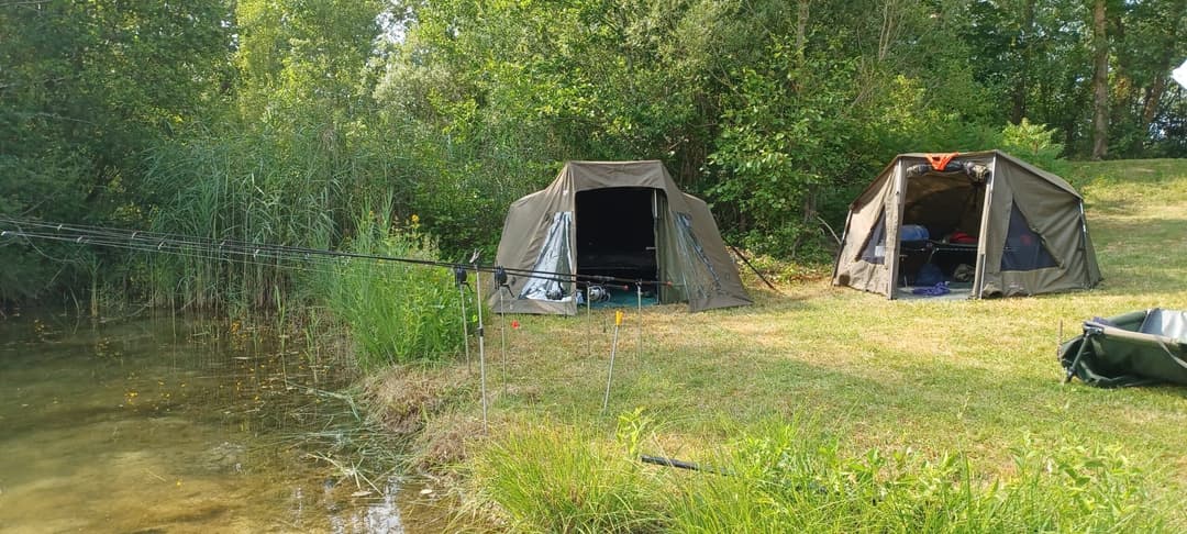 Etang clos de 3ha avec lodge, douches, WC et grandes tables champêtres pour 6 personnes 