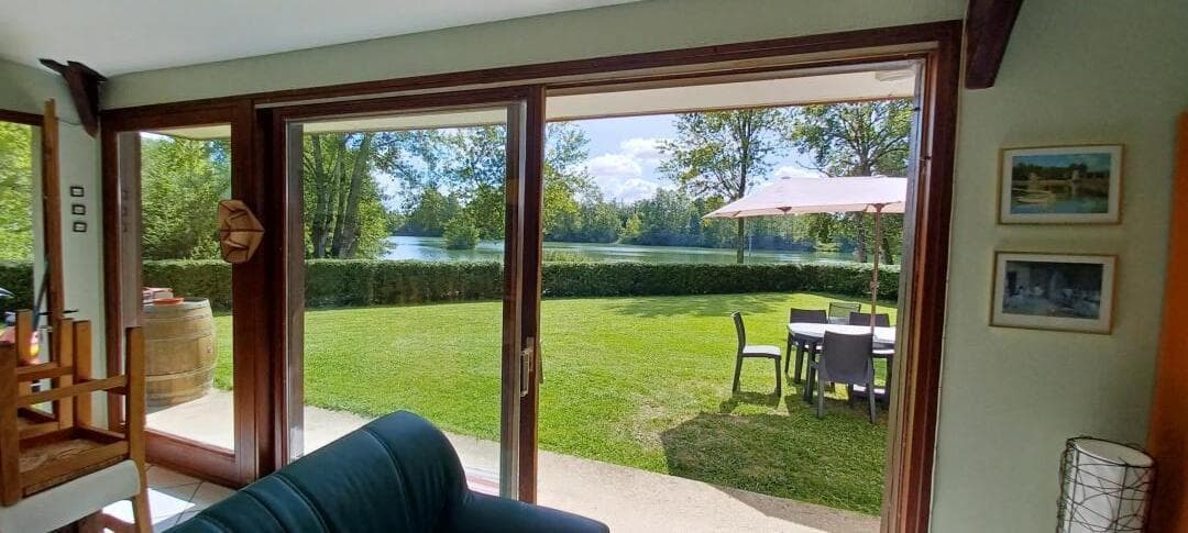 Villa de 120m2 pour 6 personnes au pied d’un étang de 3Ha privatif 