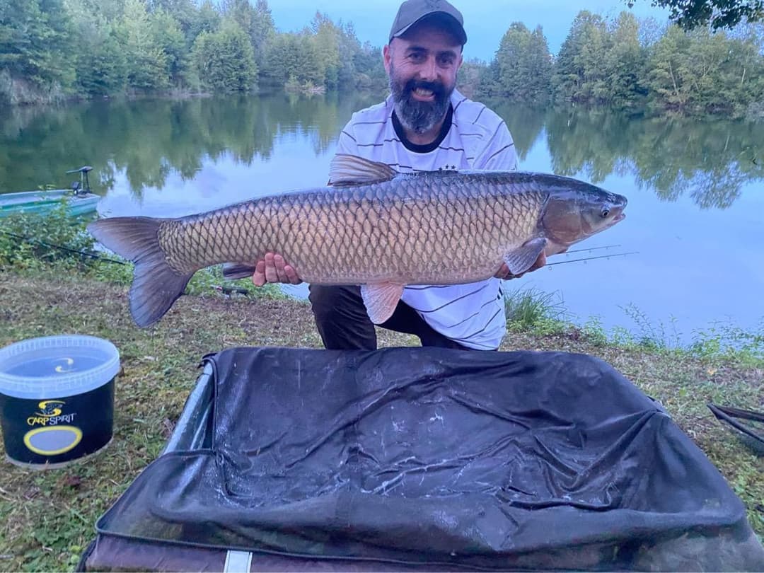 Etang clos de 3ha avec lodge, douches, WC et grandes tables champêtres pour 6 personnes 