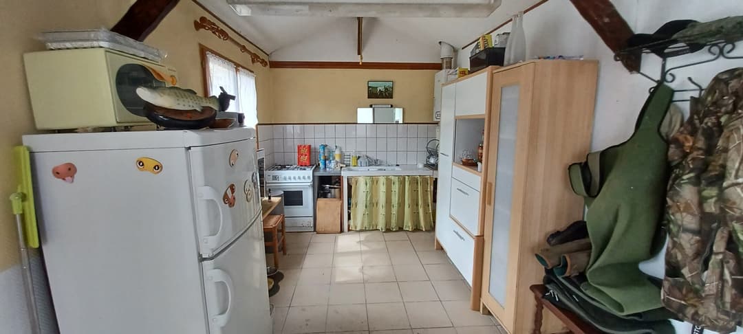 Etang clos de 3ha avec lodge, douches, WC et grandes tables champêtres pour 6 personnes 