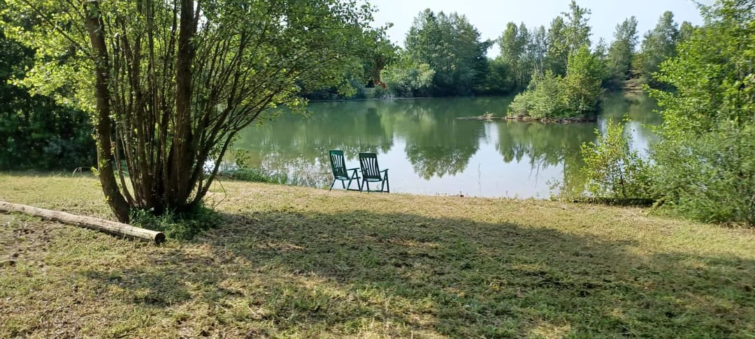 Villa de 120m2 pour 6 personnes au pied d’un étang de 3Ha privatif 