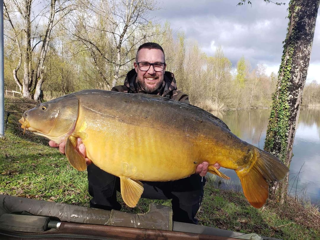 Etang clos de 3ha avec lodge, douches, WC et grandes tables champêtres pour 6 personnes 