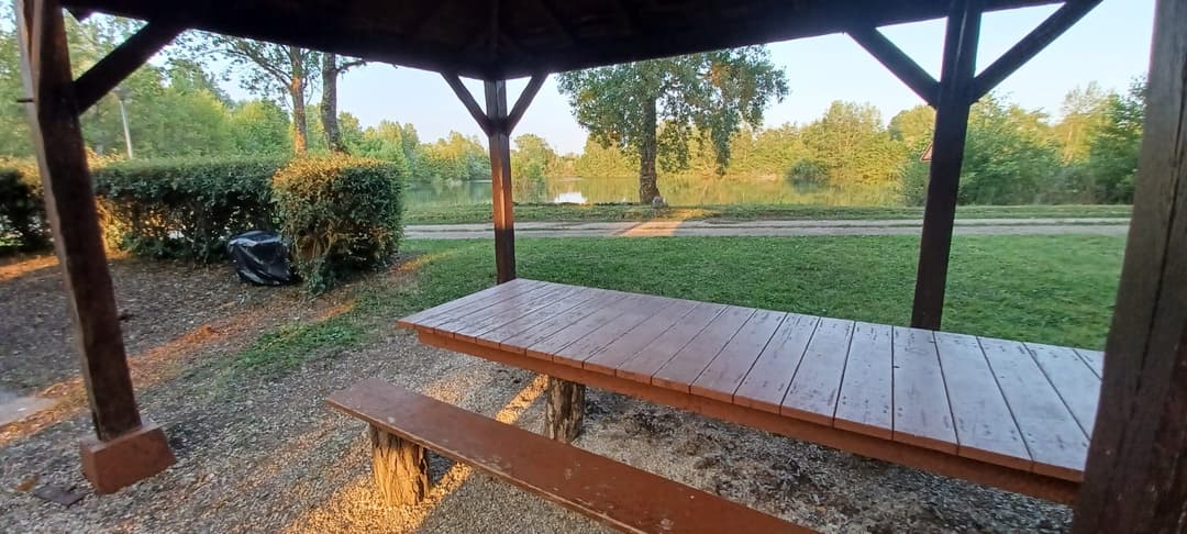 Etang clos de 3ha avec lodge, douches, WC et grandes tables champêtres pour 6 personnes 