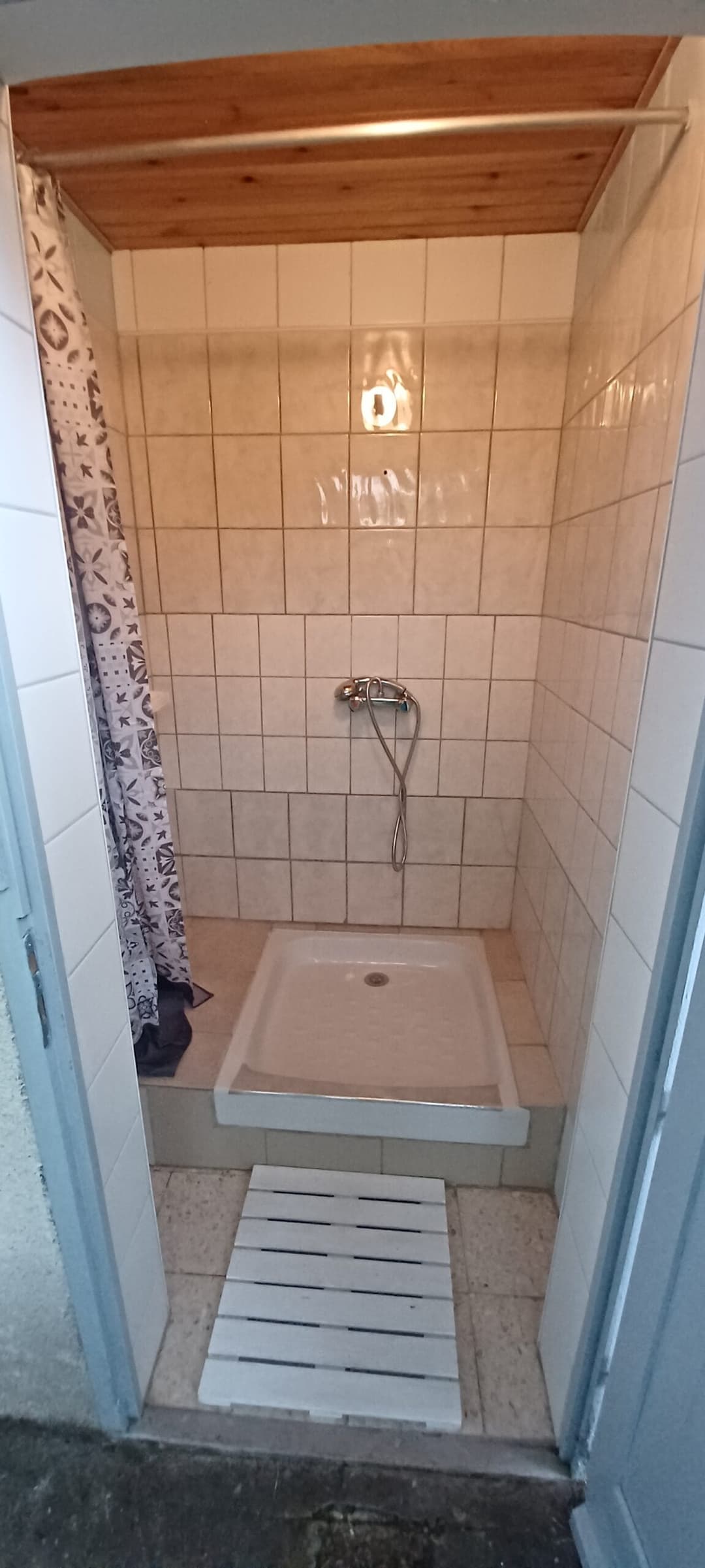 Etang clos de 3ha avec lodge, douches, WC et grandes tables champêtres pour 6 personnes 