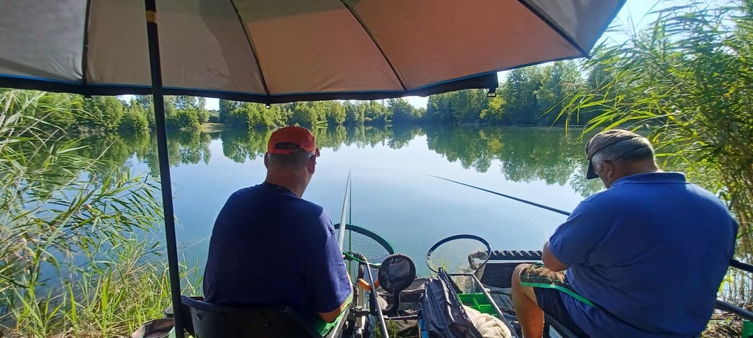 Etang clos de 3ha avec lodge, douches, WC et grandes tables champêtres pour 6 personnes 