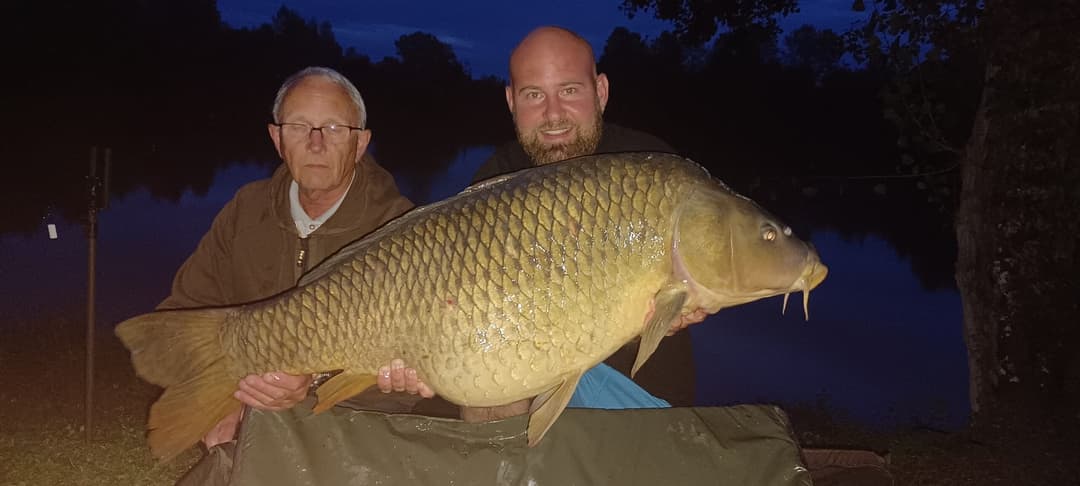 Etang clos de 3ha avec lodge, douches, WC et grandes tables champêtres pour 6 personnes 