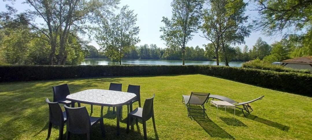 Villa de 120m2 pour 6 personnes au pied d’un étang de 3Ha privatif 