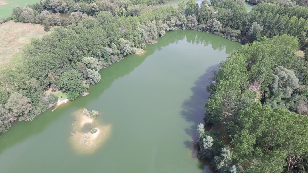 Etang de 3.5ha avec 5 postes de pêche 