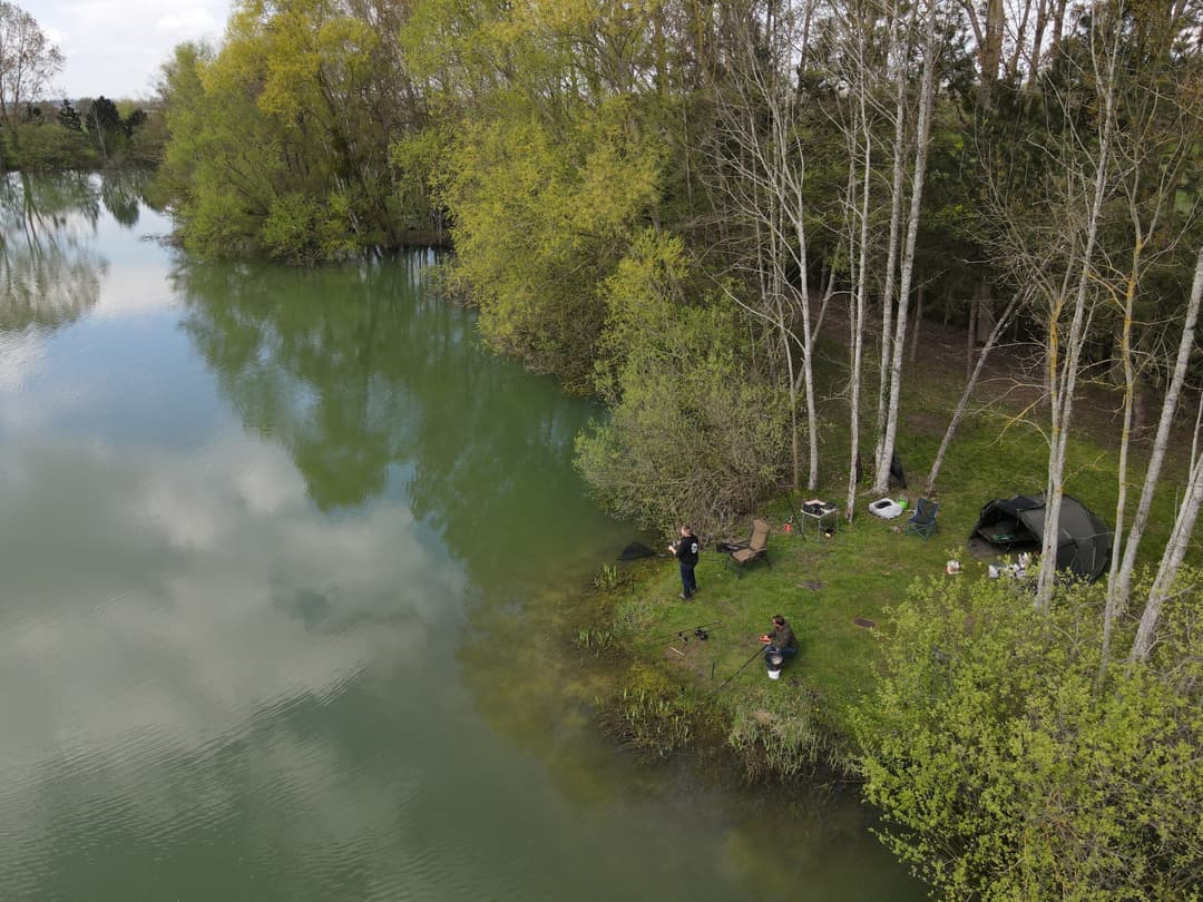Etang de 3.5ha avec 5 postes de pêche 