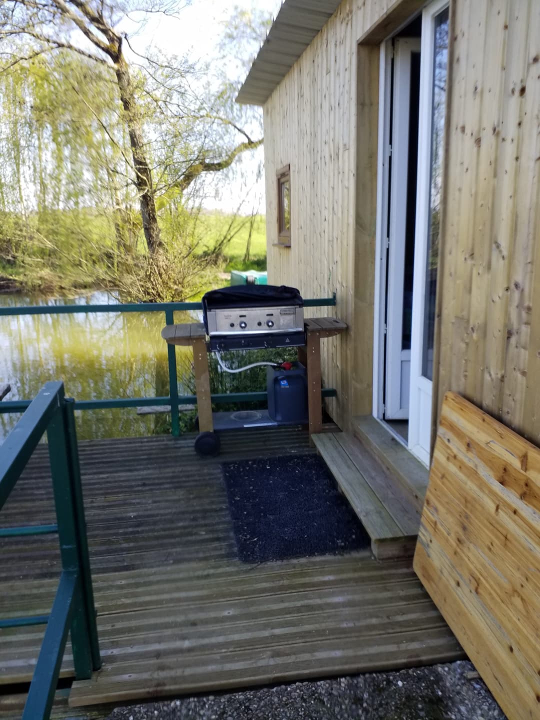 Cabane insolite avec plan d’eau au cœur de la Dombes 